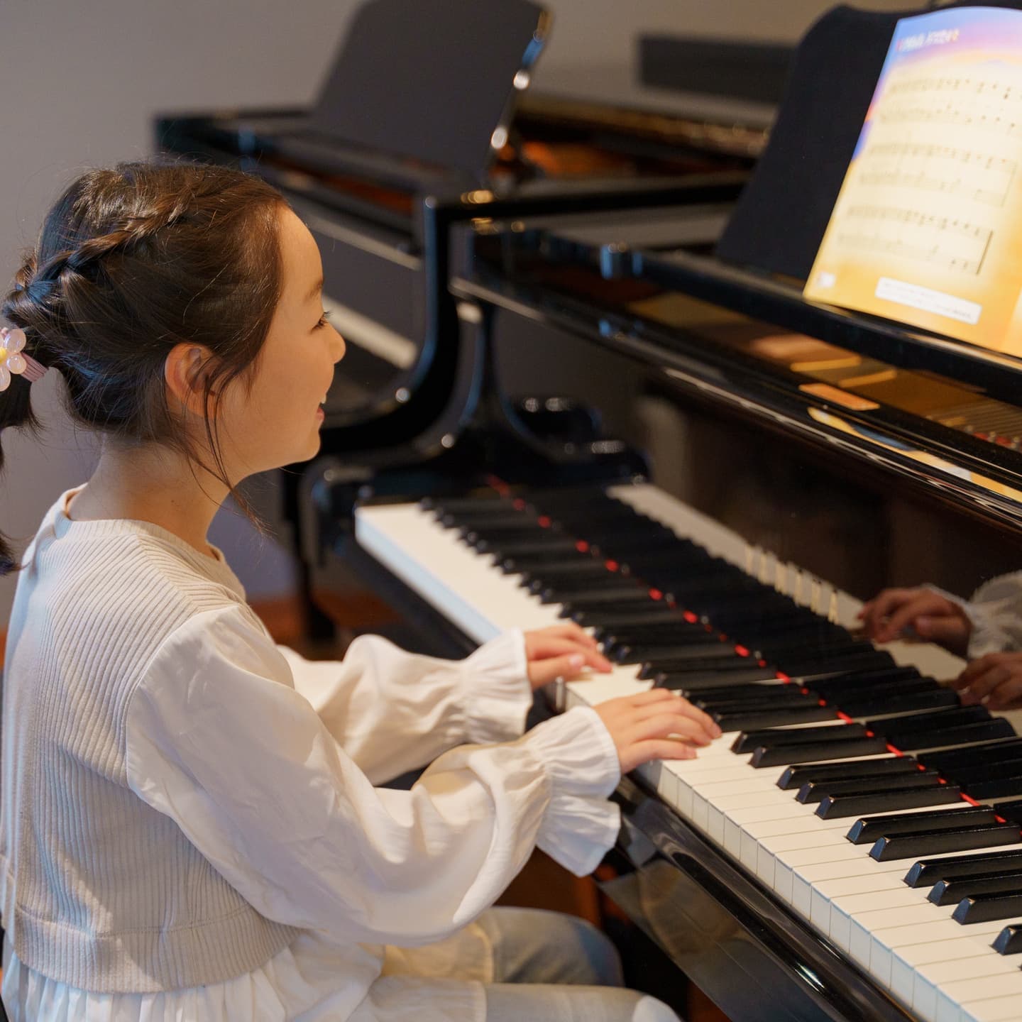 ピアノのレッスンを楽しく受けている子どもの生徒の様子