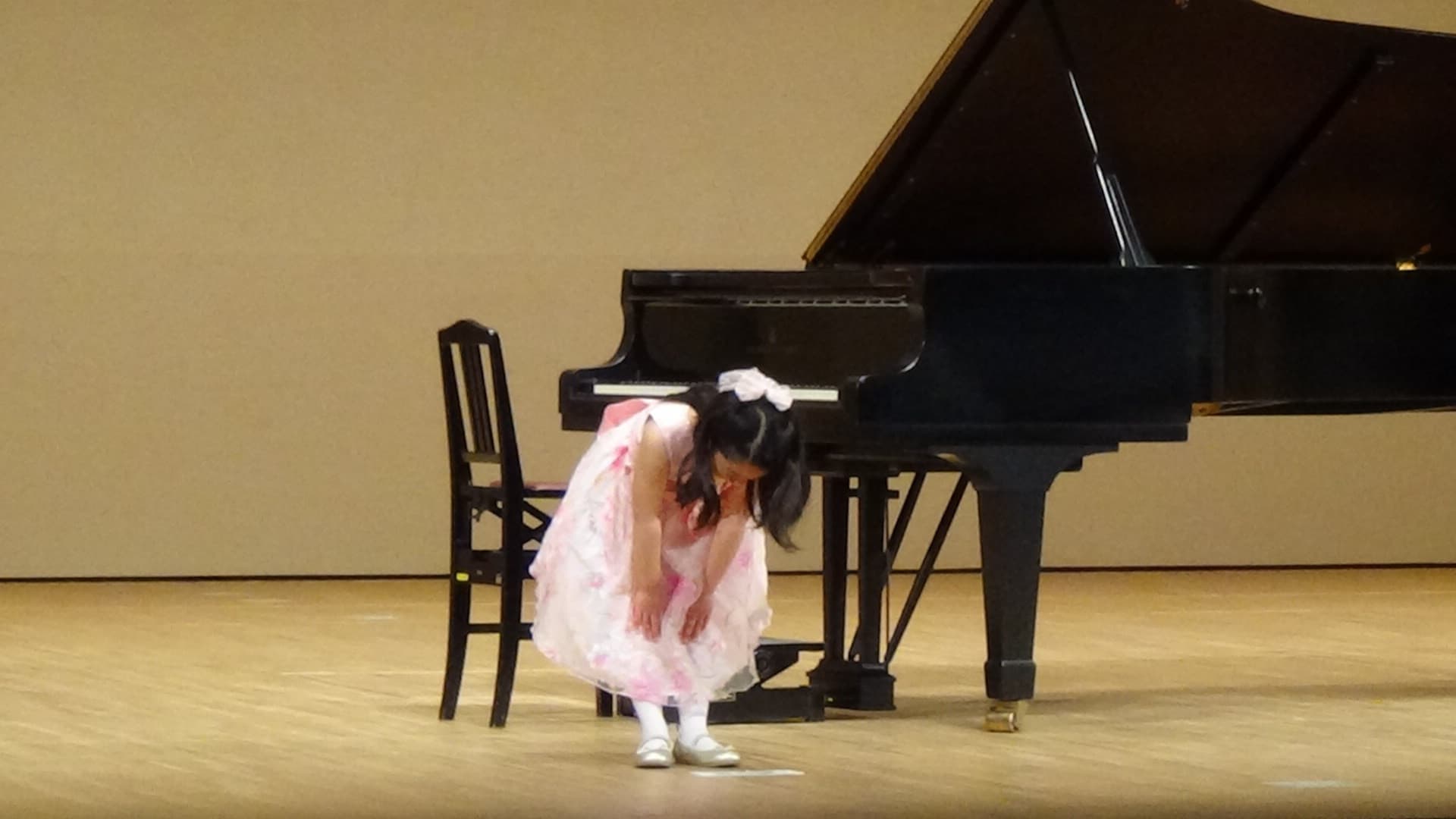 ピアノを楽しく弾く子どもの生徒の様子