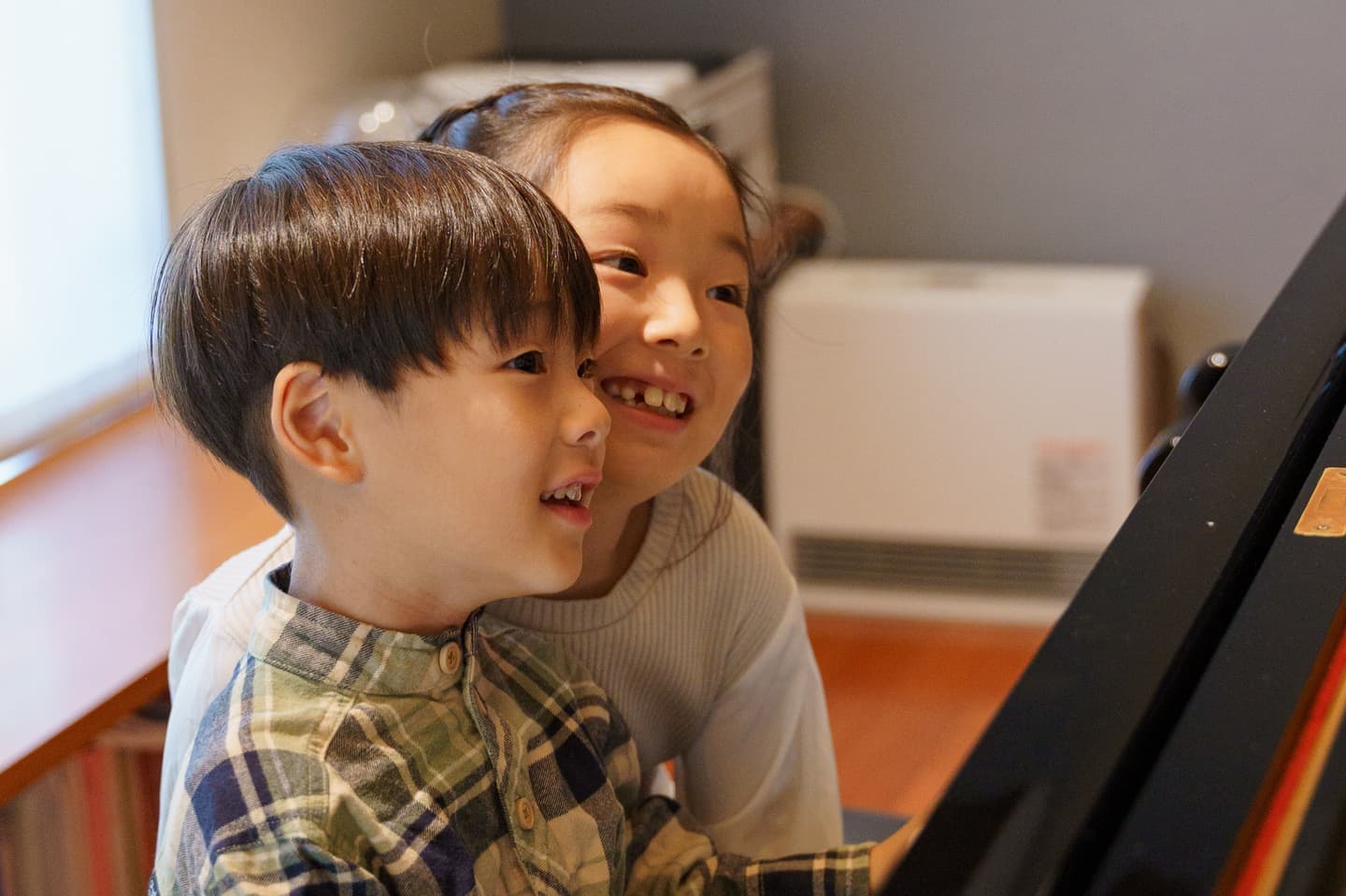 ピアノのレッスンを楽しく受けている子どもの生徒の様子