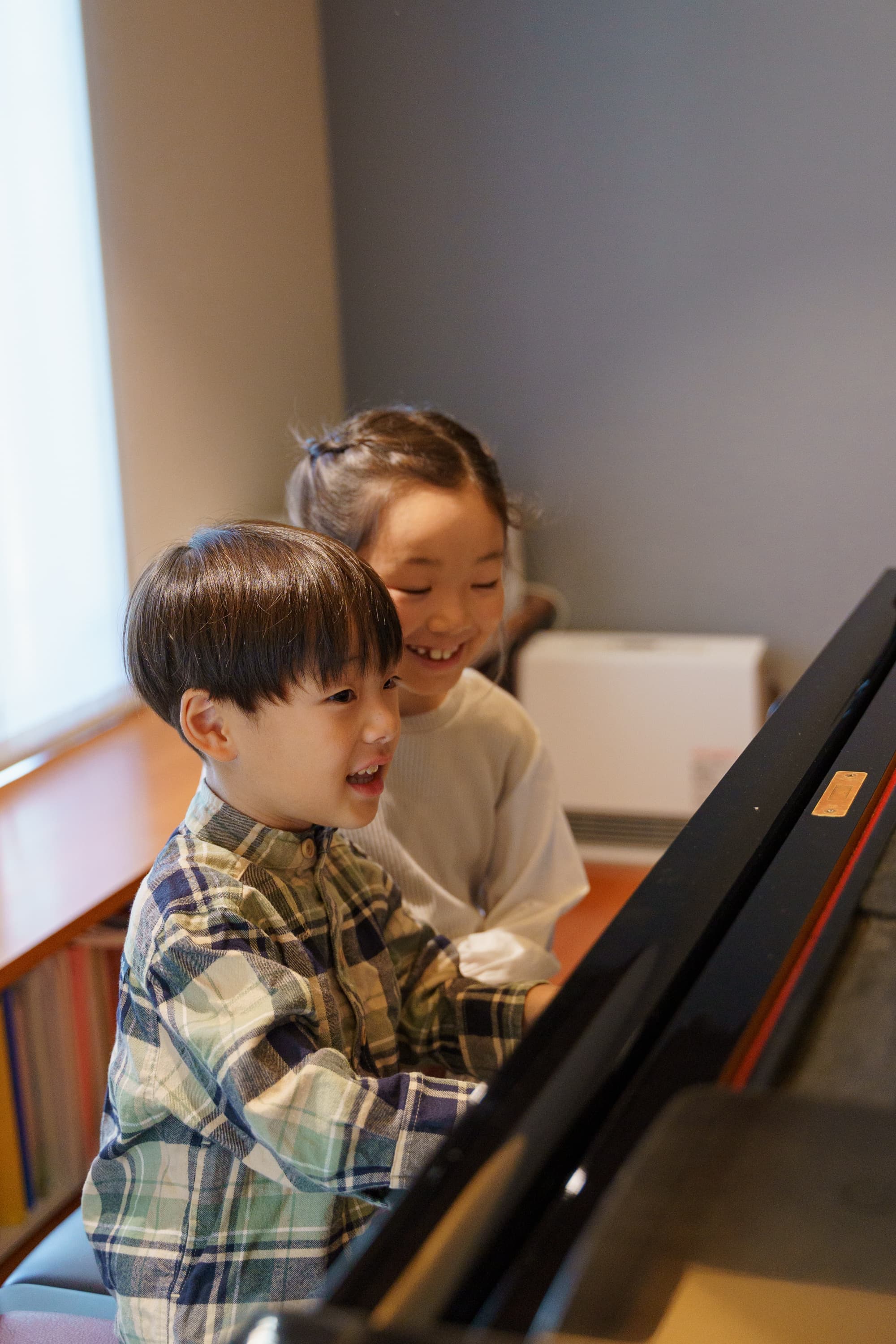 ピアノを楽しく弾く子どもの生徒の様子