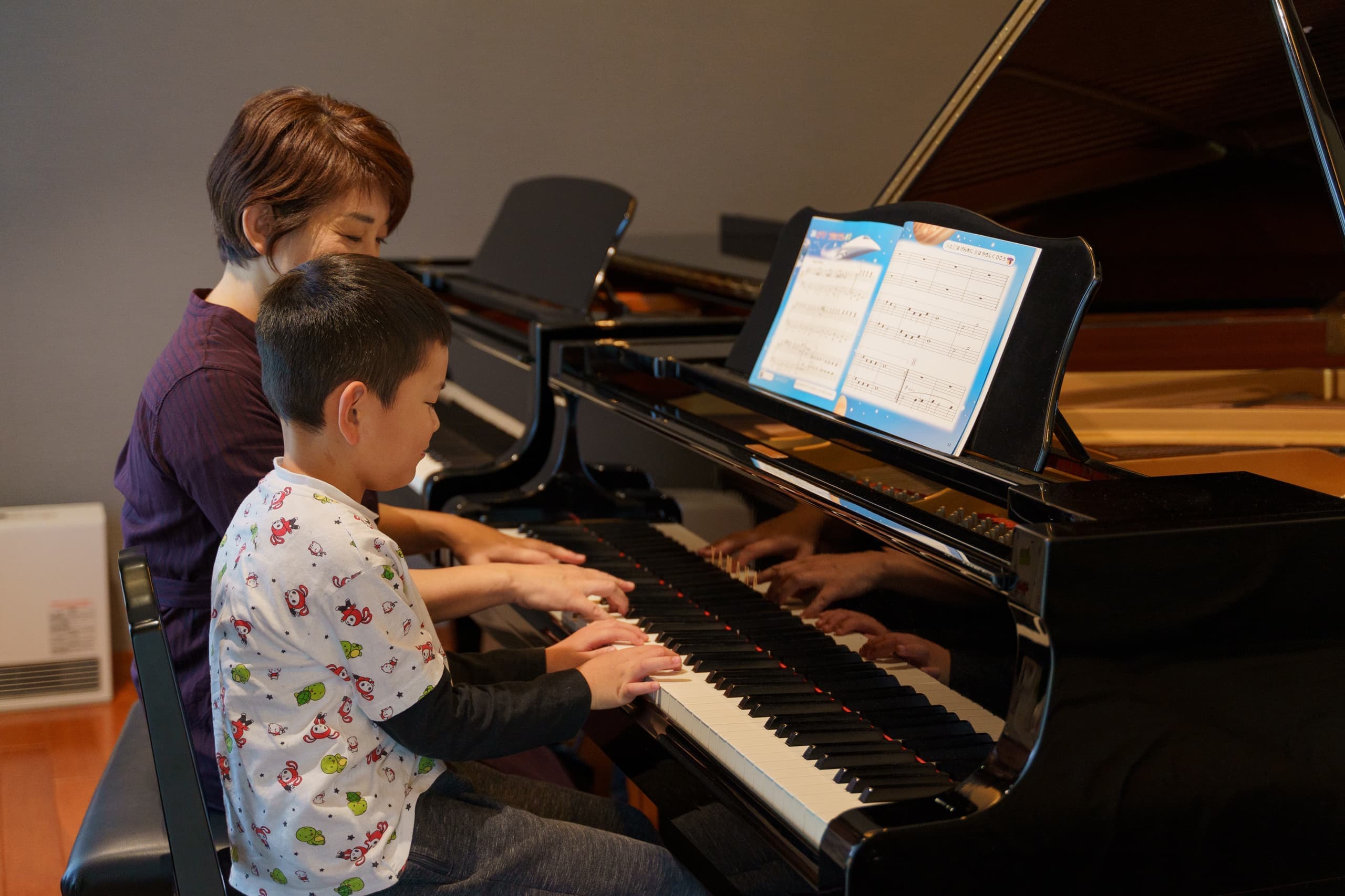 ピアノを楽しく弾く子どもの生徒の様子