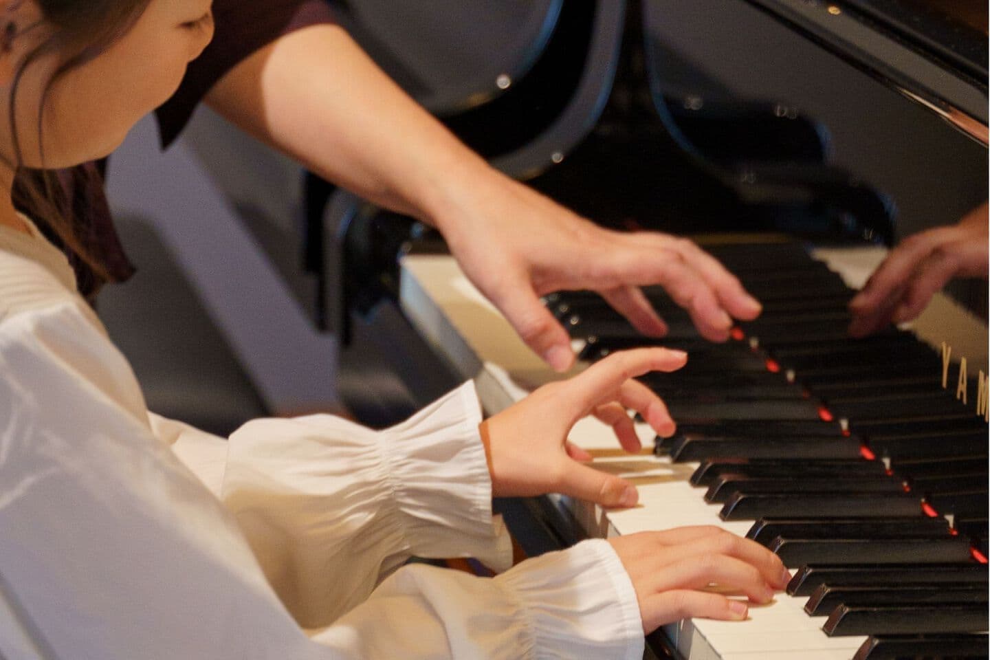 ピアノのレッスンを楽しく受けている子どもの生徒の様子